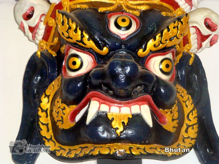 Măşti şi sculpturi orientale